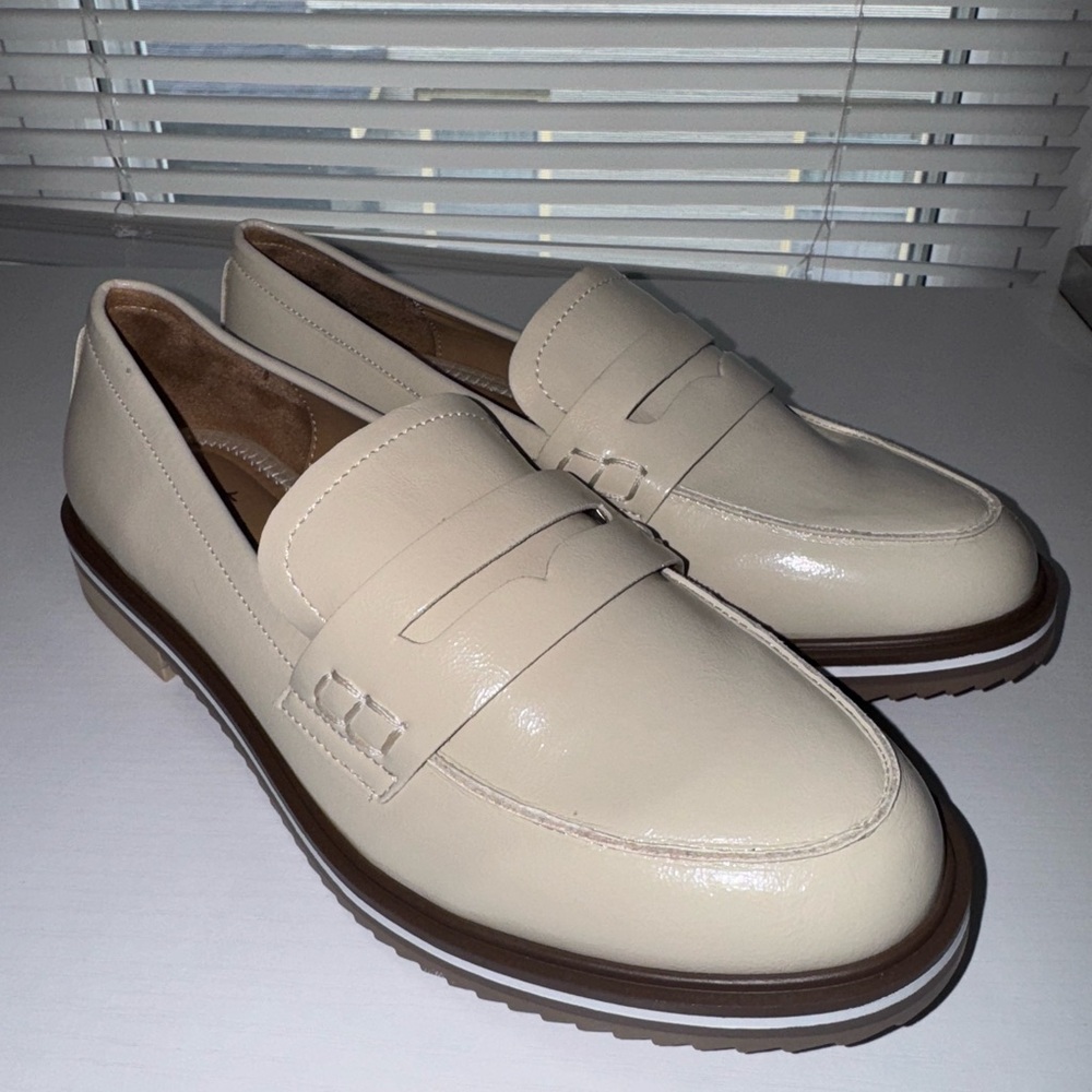 Me Too Women’s Cream Loafers size 8 women